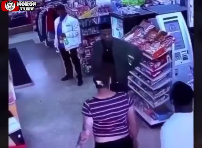 Video :A stranger touches her butt, and suddenly her lover appears